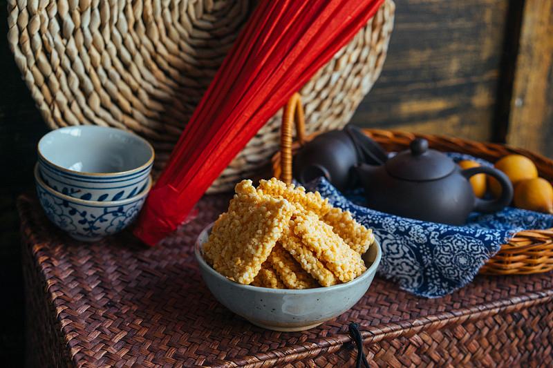 吃剩的米饭别倒掉！晾干后可以煮粥、炸米花。网友：又学一招“剩饭重生术”。平时家里
