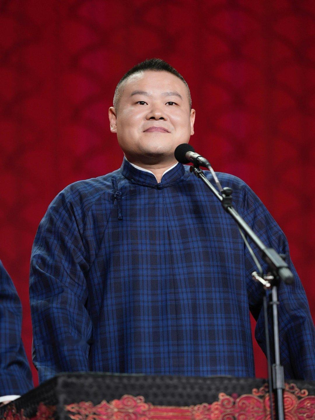 岳云鹏亲了白小白岳云鹏说白小白嫁给他了 观众喊亲一个，小岳岳真亲！白小白当场愣住