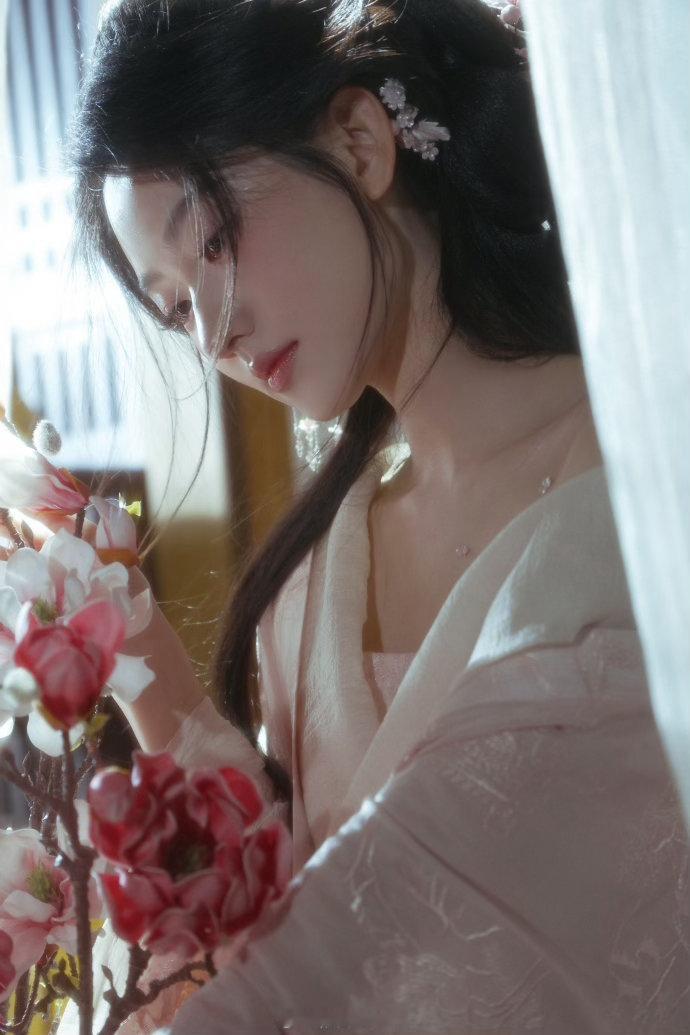 我的妈呀！杨雨潼的古装气质是真的绝，琵琶弦动间尽是温婉灵动～ 啊啊啊啊啊！我好期