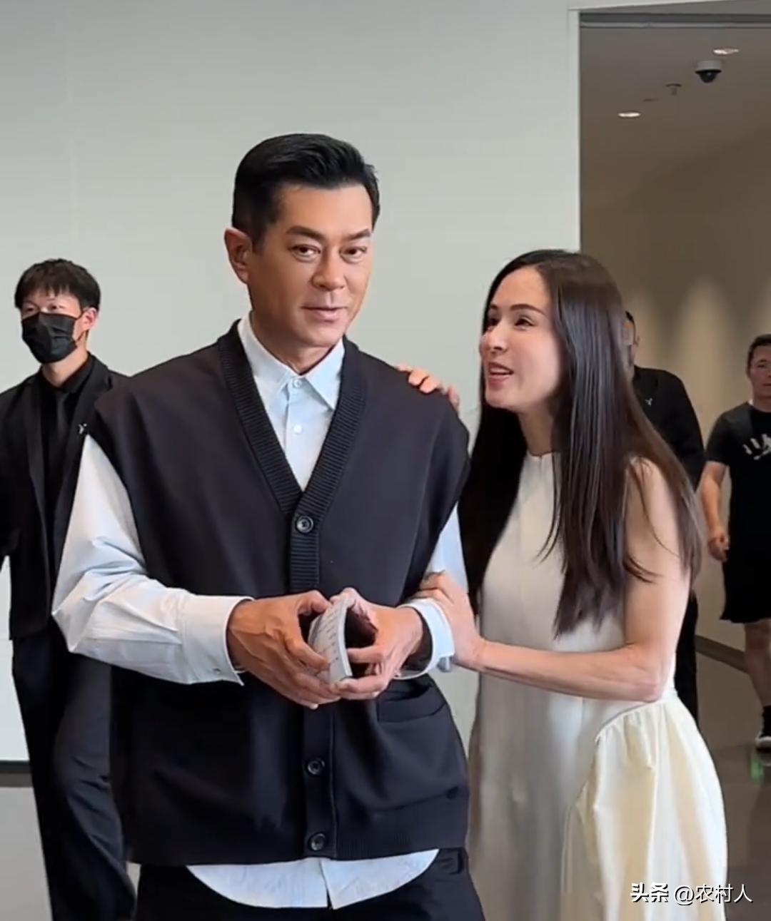 曾经的“小龙女”李若彤和“杨过”古天乐，现实中都未婚。其实他们两个挺般配的，实在