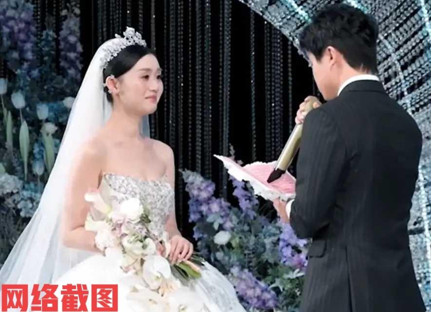 安徽有新人结婚在婚礼仪式现场，见新郎上演一堂脱口秀。

看到新郎以脱口秀的梗，表