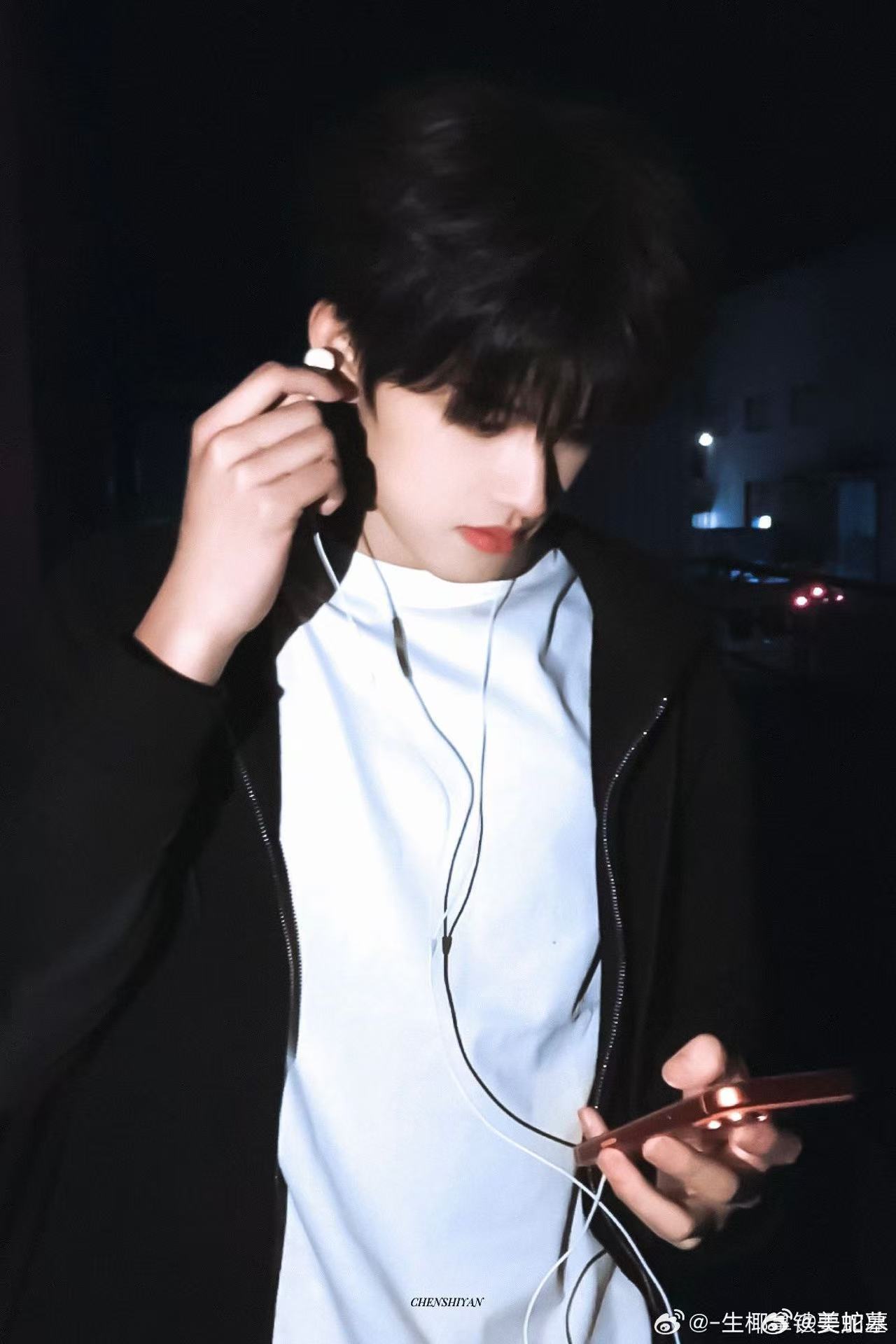 张极 耳机分你一半 张极的少年感和耳机适配度满分 戴耳机的样子干净又纯粹 却又带