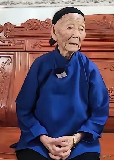一句顶多三五年就回来的约定，她硬生生等了整整九十年。
 
1932年江西于都。