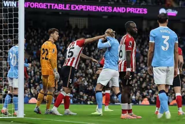 曼城3-0横扫紧追榜首 阿森纳失利优势缩水至两分英超第15轮焦点战落幕，争冠格局