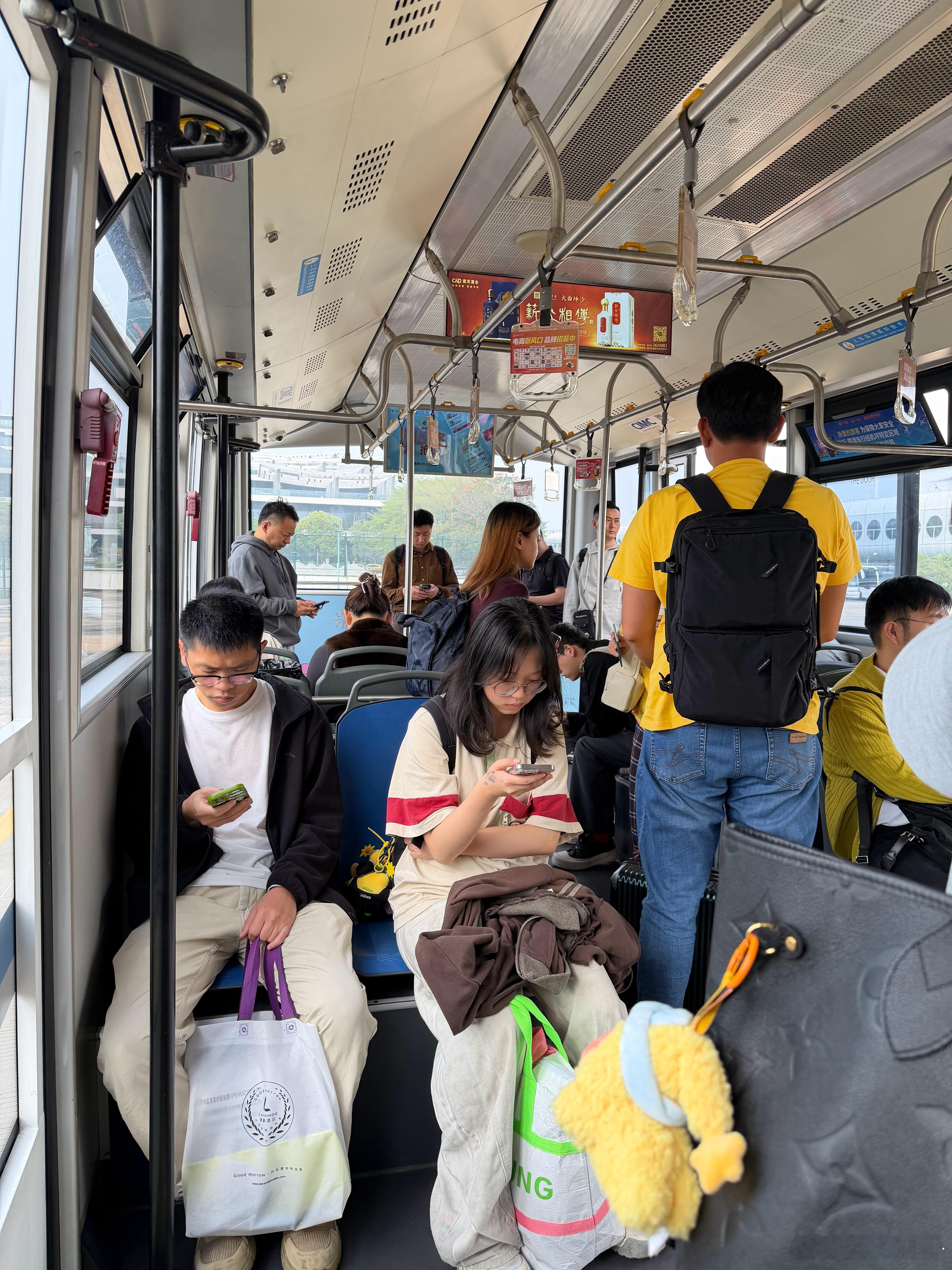 平时这个时候我已经在公司画图纸了，而今天又塌了了赚窝囊费的行程，不过这个眼镜明显