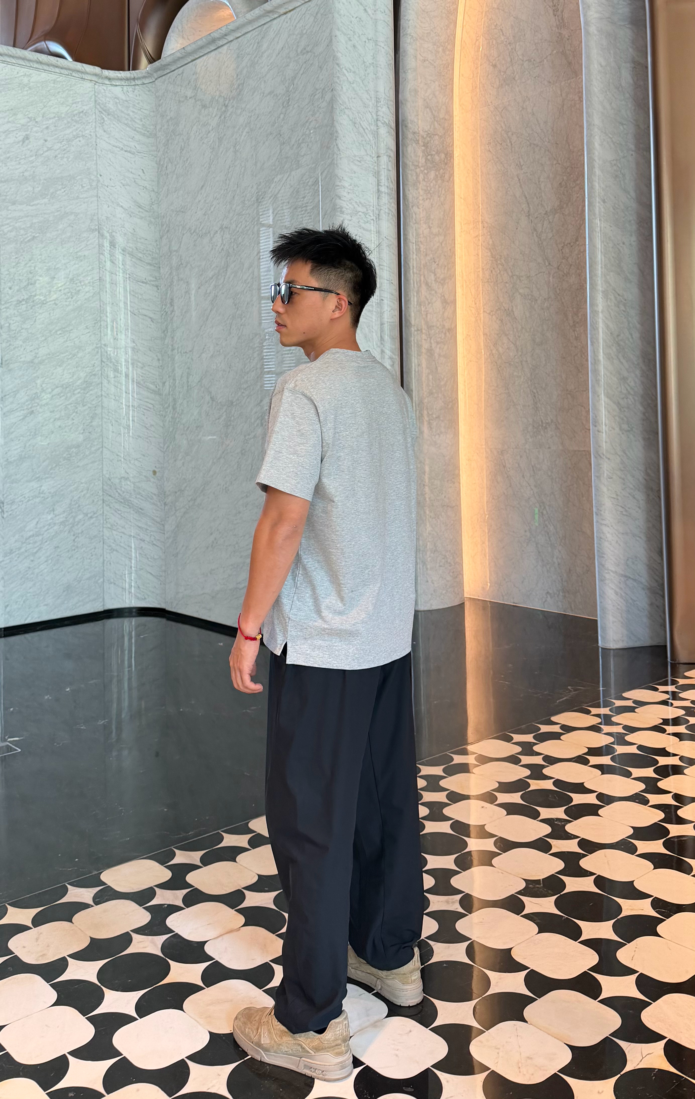 早上在费尔蒙酒店大堂随机拍了几张模特上身照短宽版型的纯色 T， 310 克重磅跟