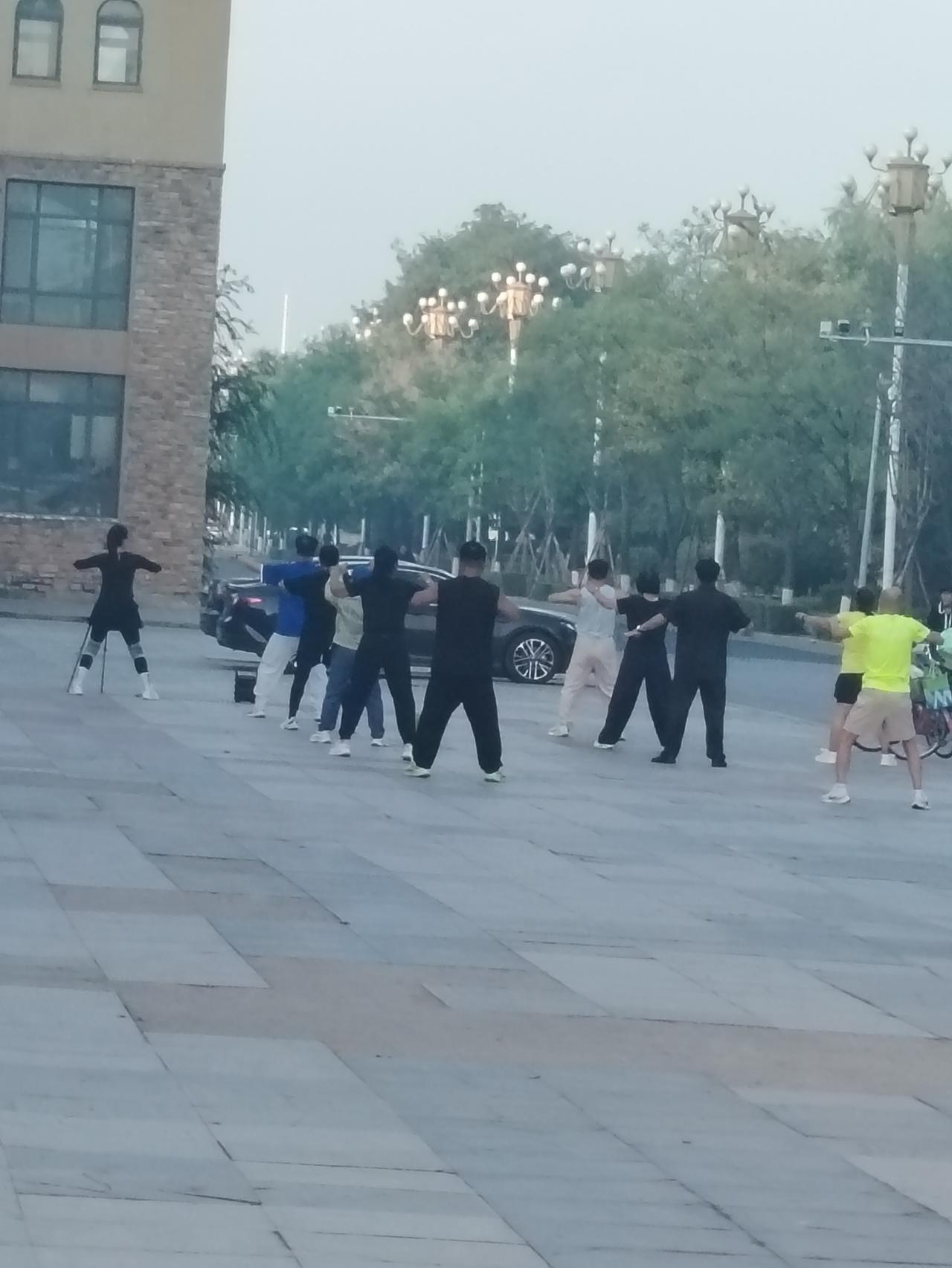 晨练的人真多是热血沸腾，动力十足，希望能把音乐小点声！