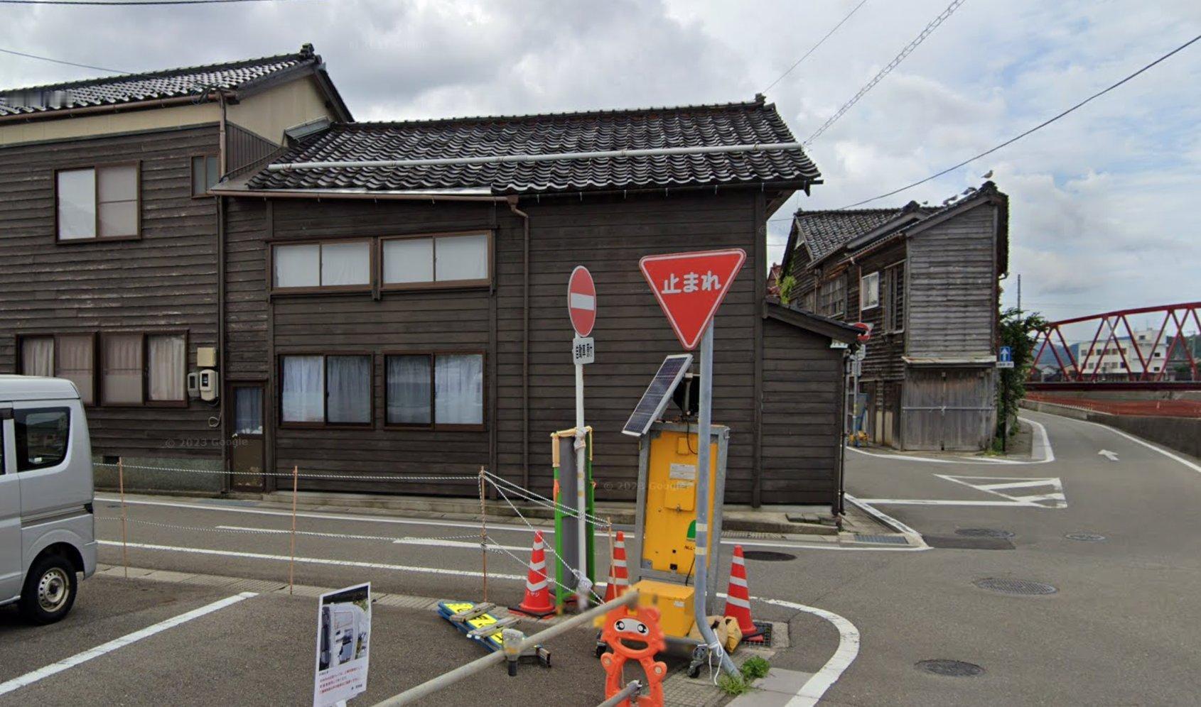 如果不是那个交通指示牌，还以为是加沙呢#日本石川县能登半岛7.4级地震# ​​​