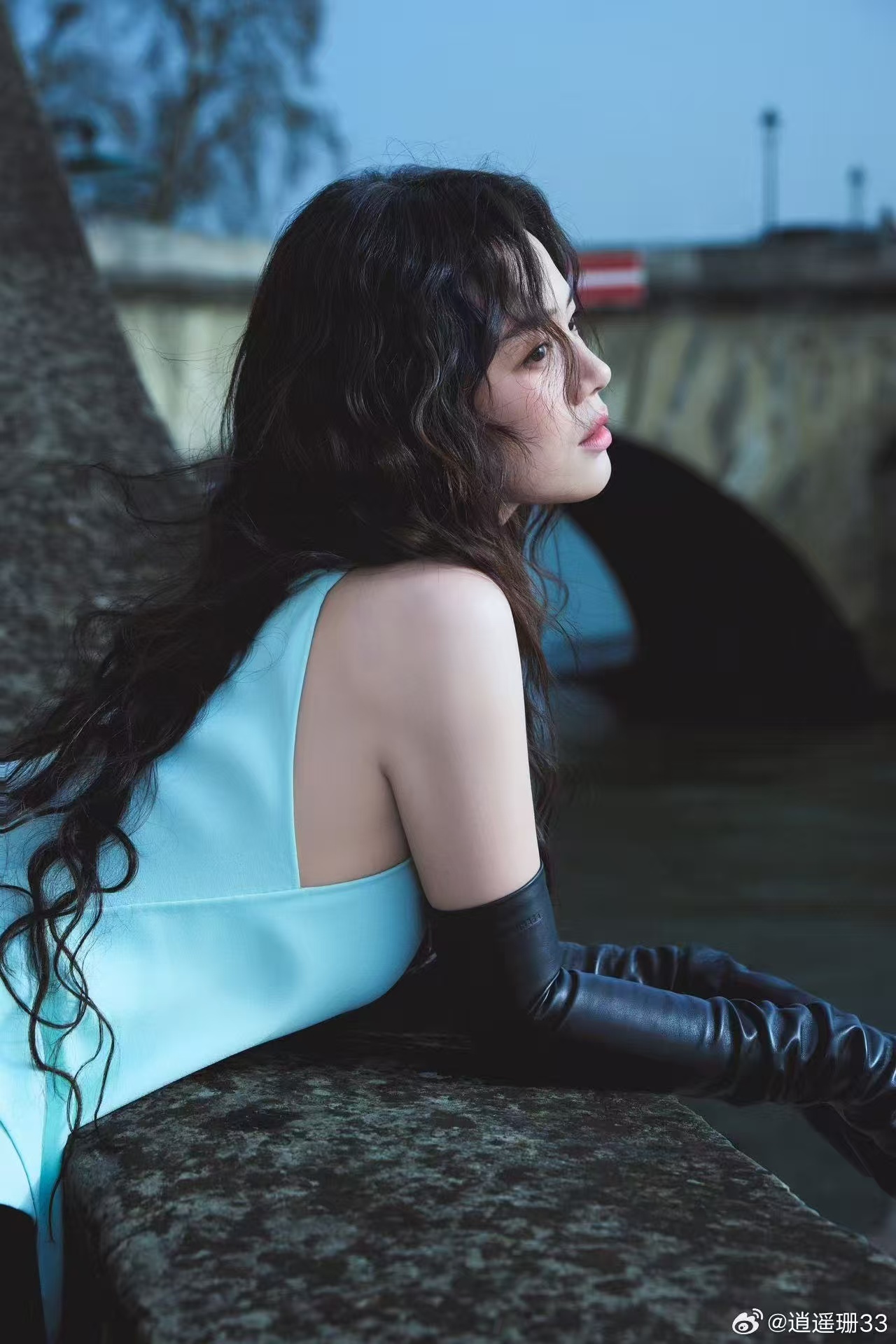 马思纯把撞色玩明白了妆容与服饰的色彩配合得十分默契，蓝眼影提亮整体气质，暖底妆柔