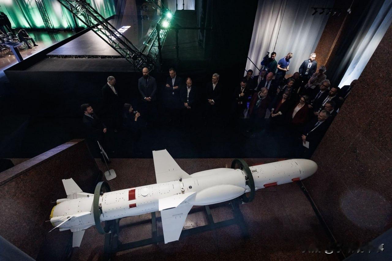 乌克兰向立陶宛、丹麦和挪威等国的代表展示了其新型远程武器模型：

— RK-36