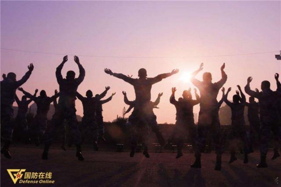 凌晨一点半才睡，一直没敢睡，一声喊马上醒，最后几点睡着的也不知道，依旧是六点起床