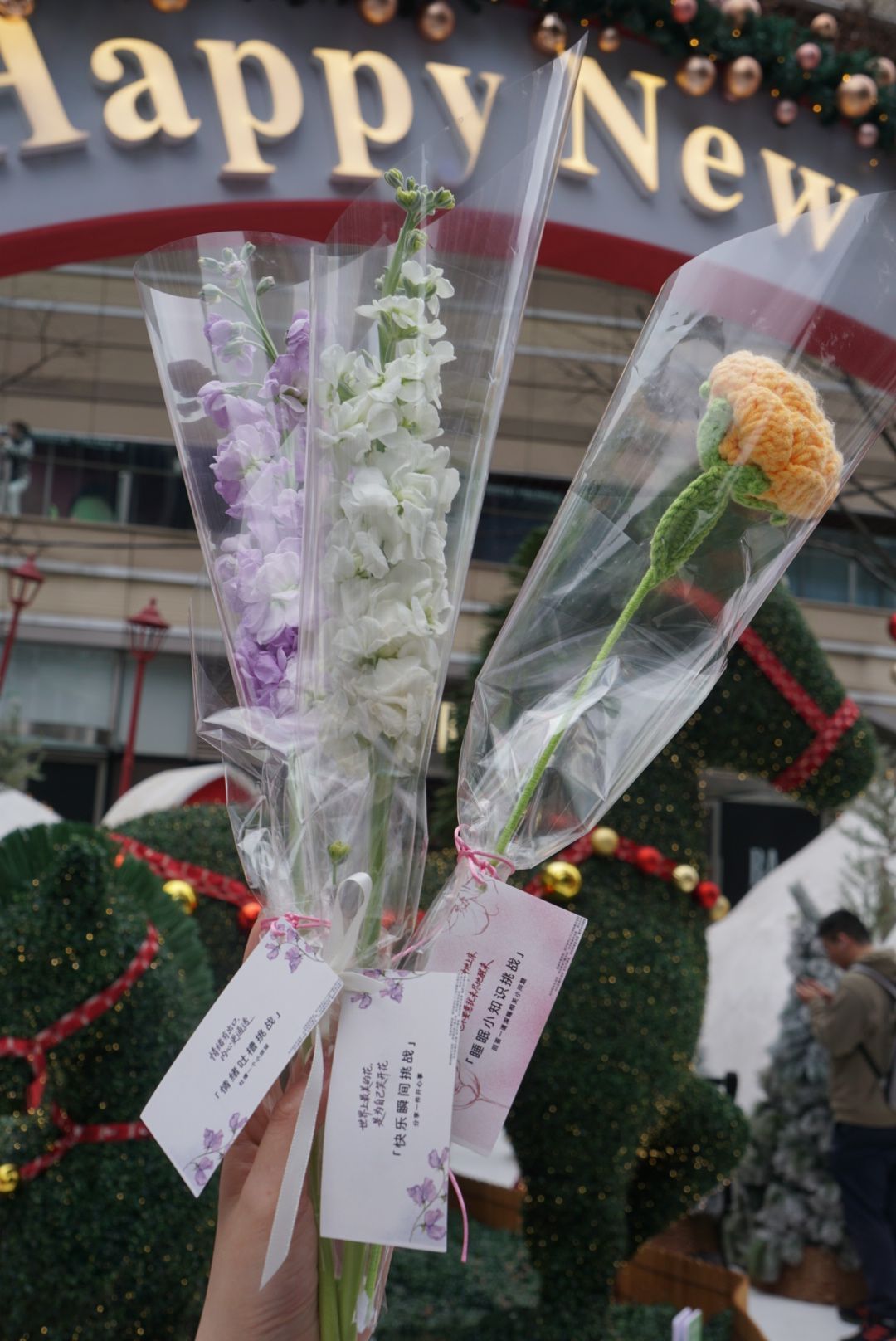 全国多地出现派花使者春日街头的浪漫派花真的太酷了！杭州街边随机刷新送花NPC从前