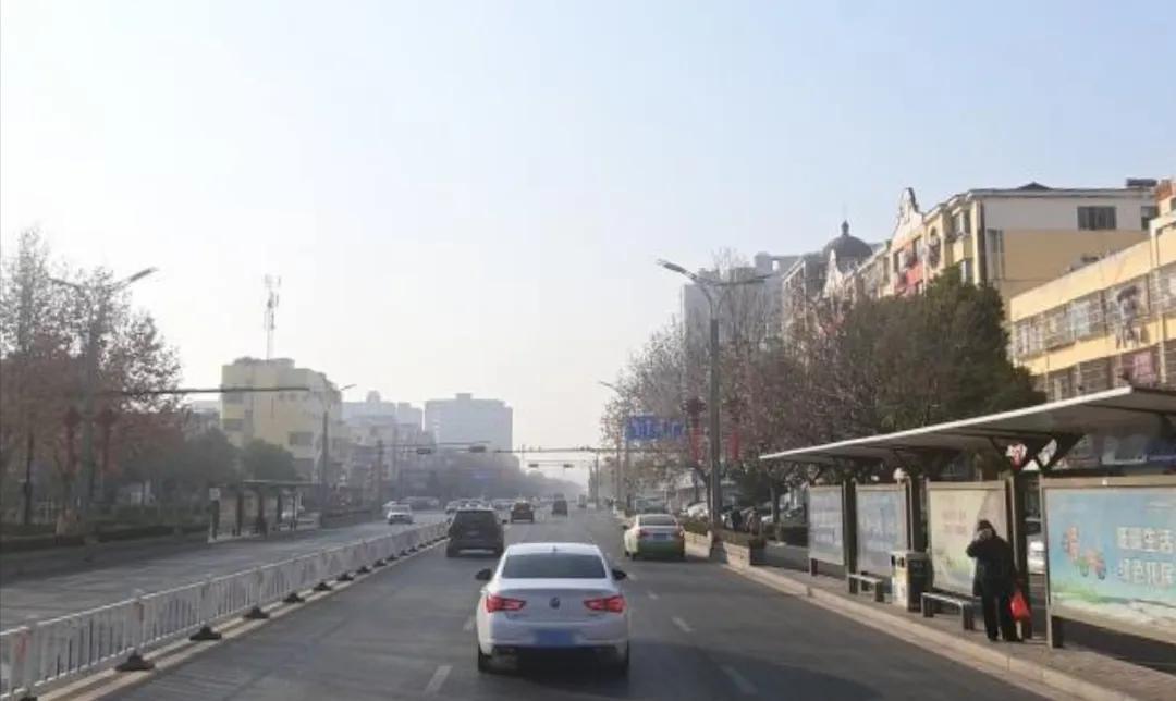 建湖县是江苏省盐城市管辖下的一座县城，位于盐城市的中西部。建湖县是乔冠华的家乡，