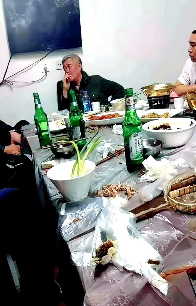 你以为看过赵本山蹲炕头吃大鹅？可你翻遍全网，也找不到一张高清图。

“68岁、老