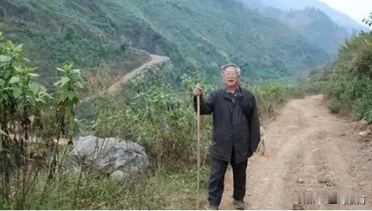 2005年，外交官朱敏才退休后，不顾儿女的阻拦，带着妻子离开家，这一走，杳无音信