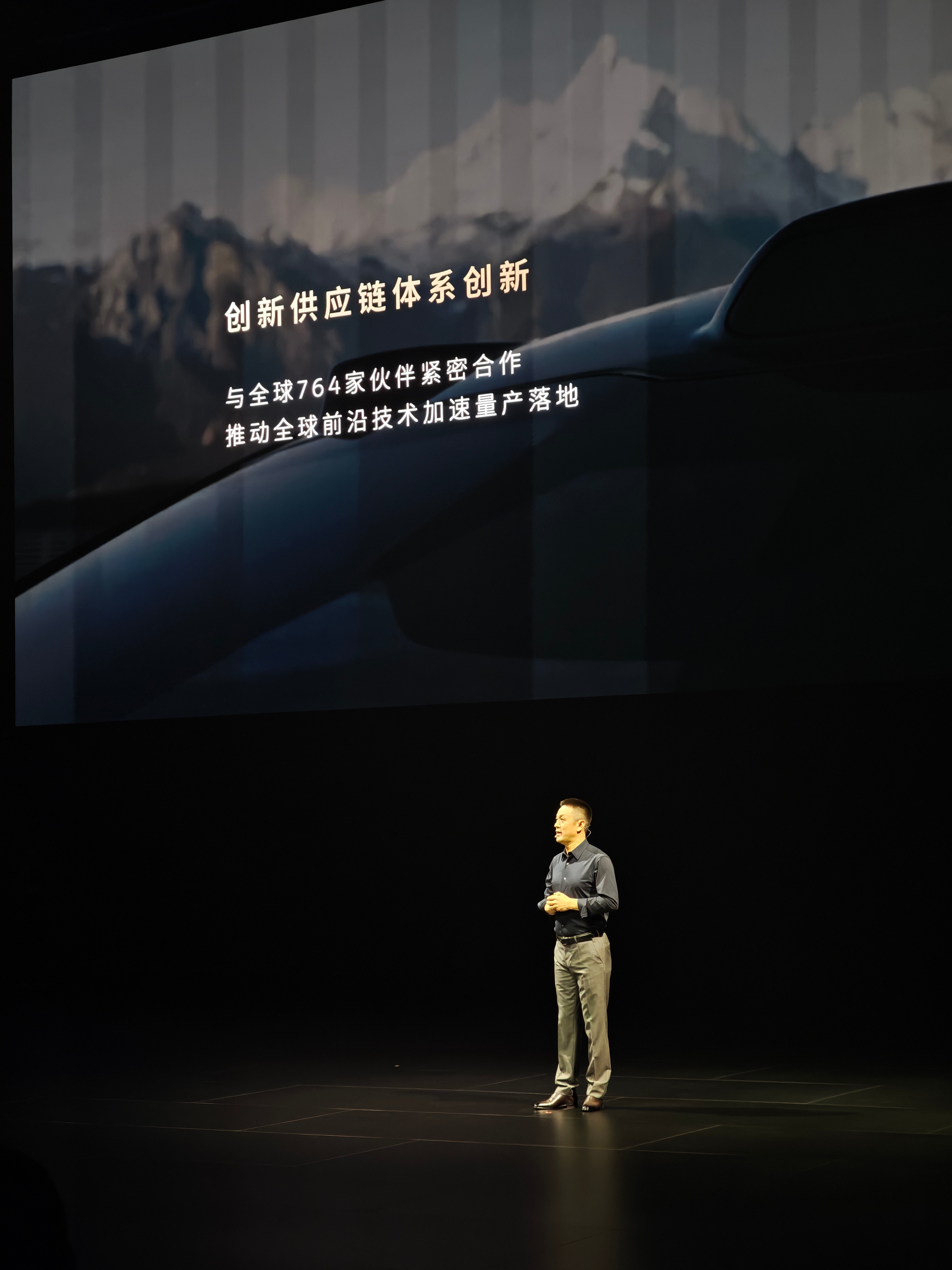 斌哥今天换了黑衬衫+西裤+皮鞋上来了呀，跟去年有些变化蔚来es9