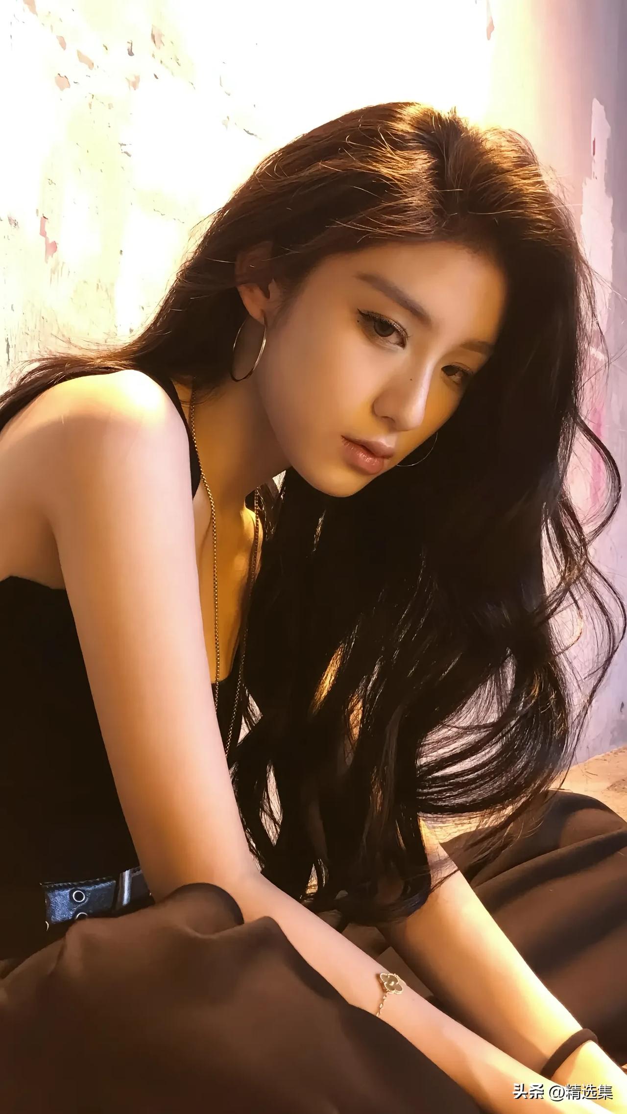 黑发少女，沉思的瞬间，光影交错，氛围感十足。