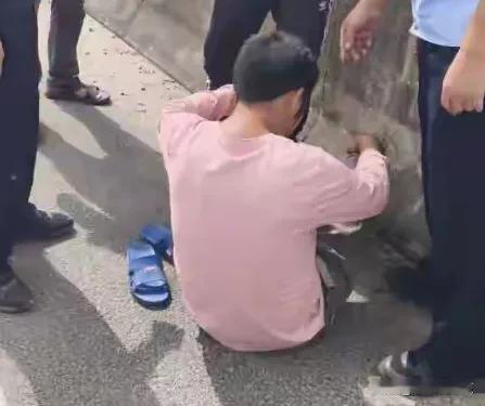 广西一男子因患病欲跳桥轻生，民警及时赶到将其救下。11月8日中午广西陆川县民警接