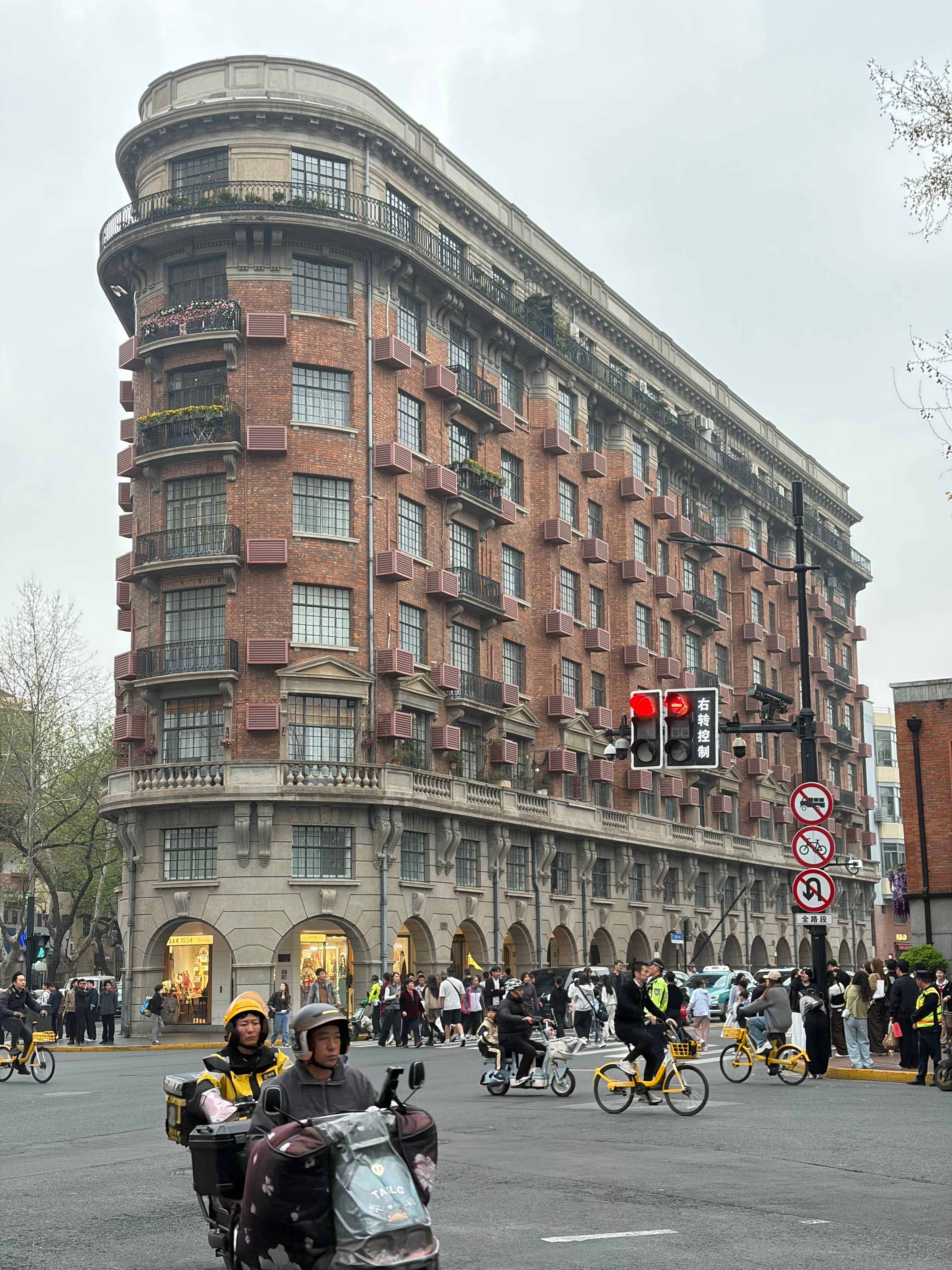 也算是看过武康大楼了一年来上海十几次，也没逛过上海 上海·武康路与淮海中路交叉口
