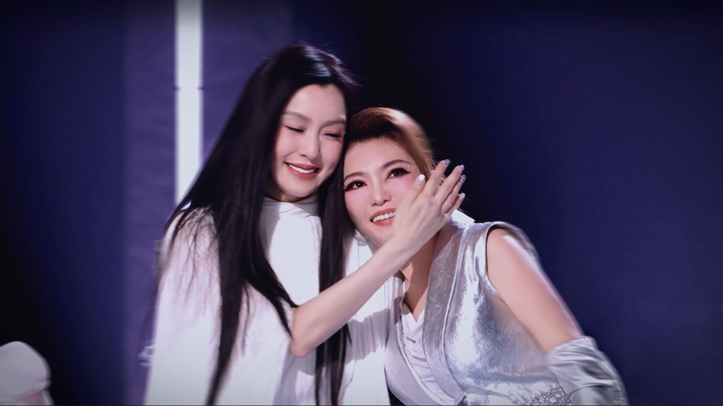 范玮琪没牵到乌兰图雅范玮琪没牵到乌兰图雅，两位都是优秀的歌手，希望后期还能看到两