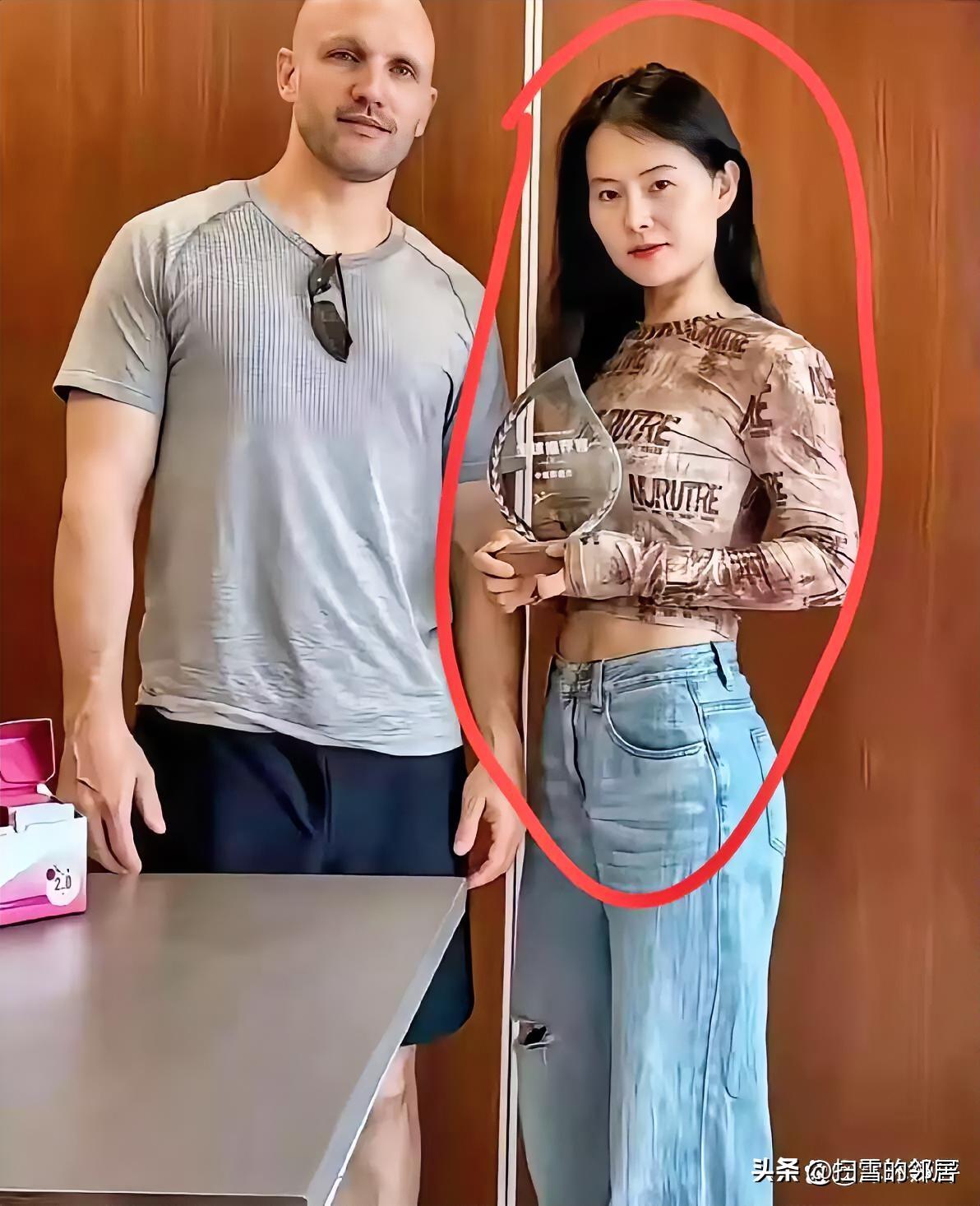 天道好轮回！网红小易翻车，精心打造的跨国幸福人设碎了一地！远嫁美国这些年，她长期