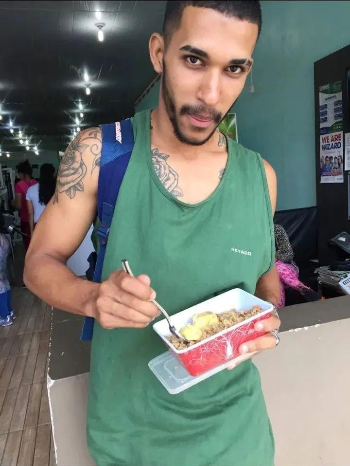 巴西男网红 Jonas Miguel 发布了自己20岁时的照片，如今27岁的他表