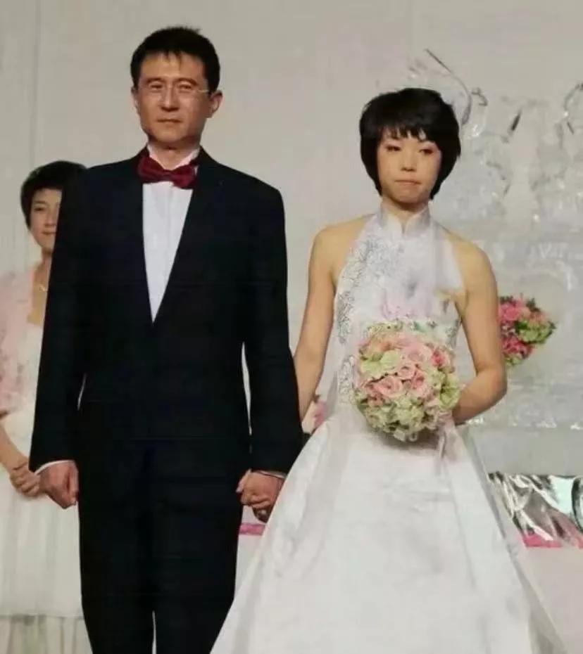 2009年，28岁的张怡宁嫁给48岁身家300亿的富豪徐威。婚后张怡宁走路去买菜