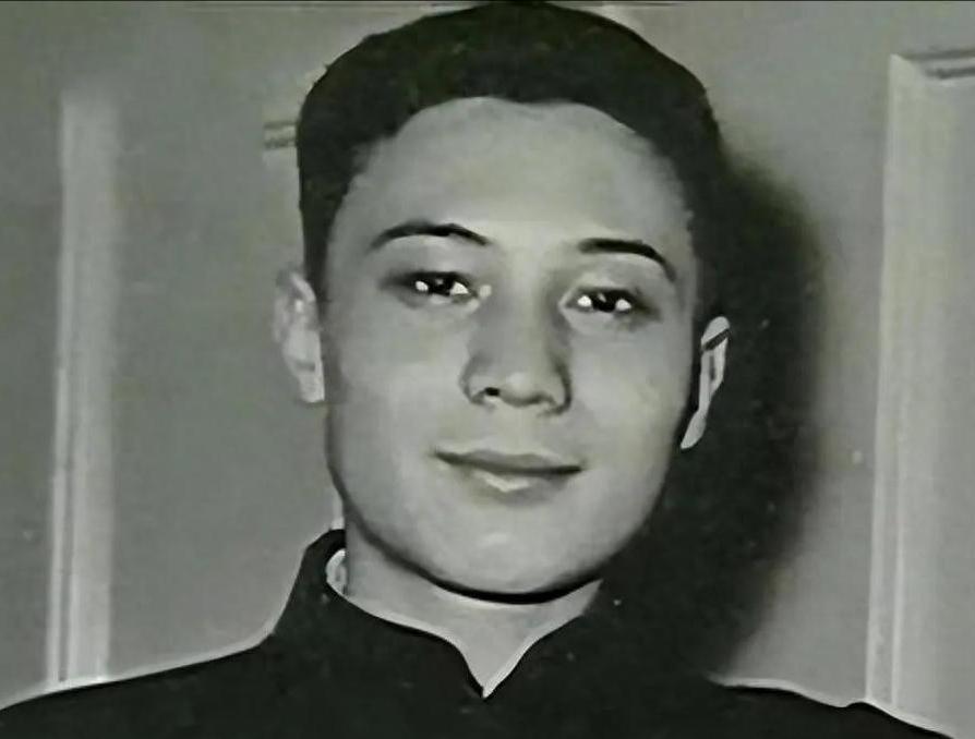 蒋介石孙子被抓进警察局，警察问他家长是谁？他指了指墙上的照片。
 
这个嚣张的少