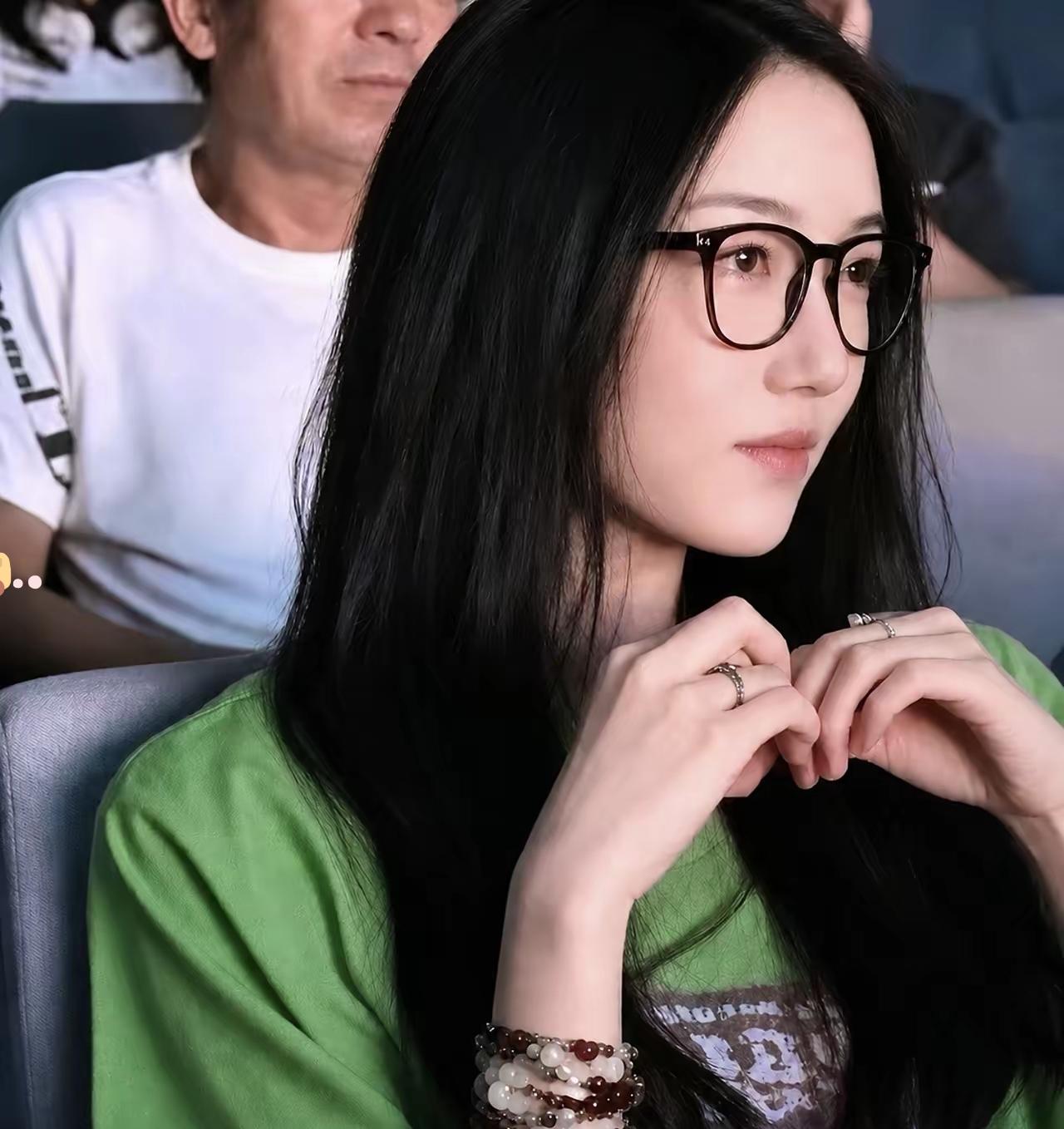 王菲小女儿李嫣轰动全网。

这次不是李嫣为李亚鹏发声，而是 8 月 1 日，李嫣