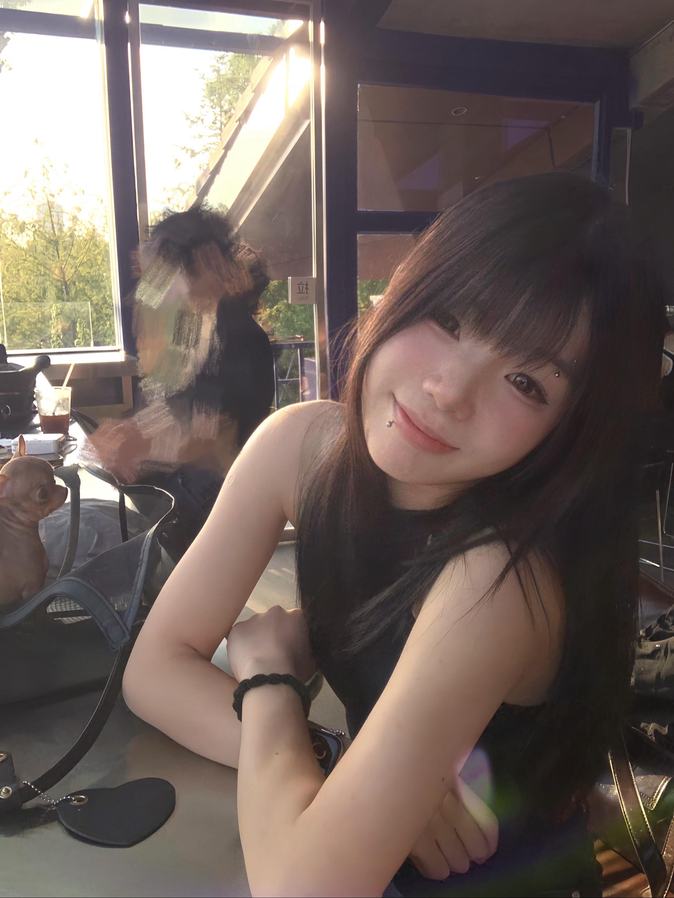 阳光洒在 你的周围。