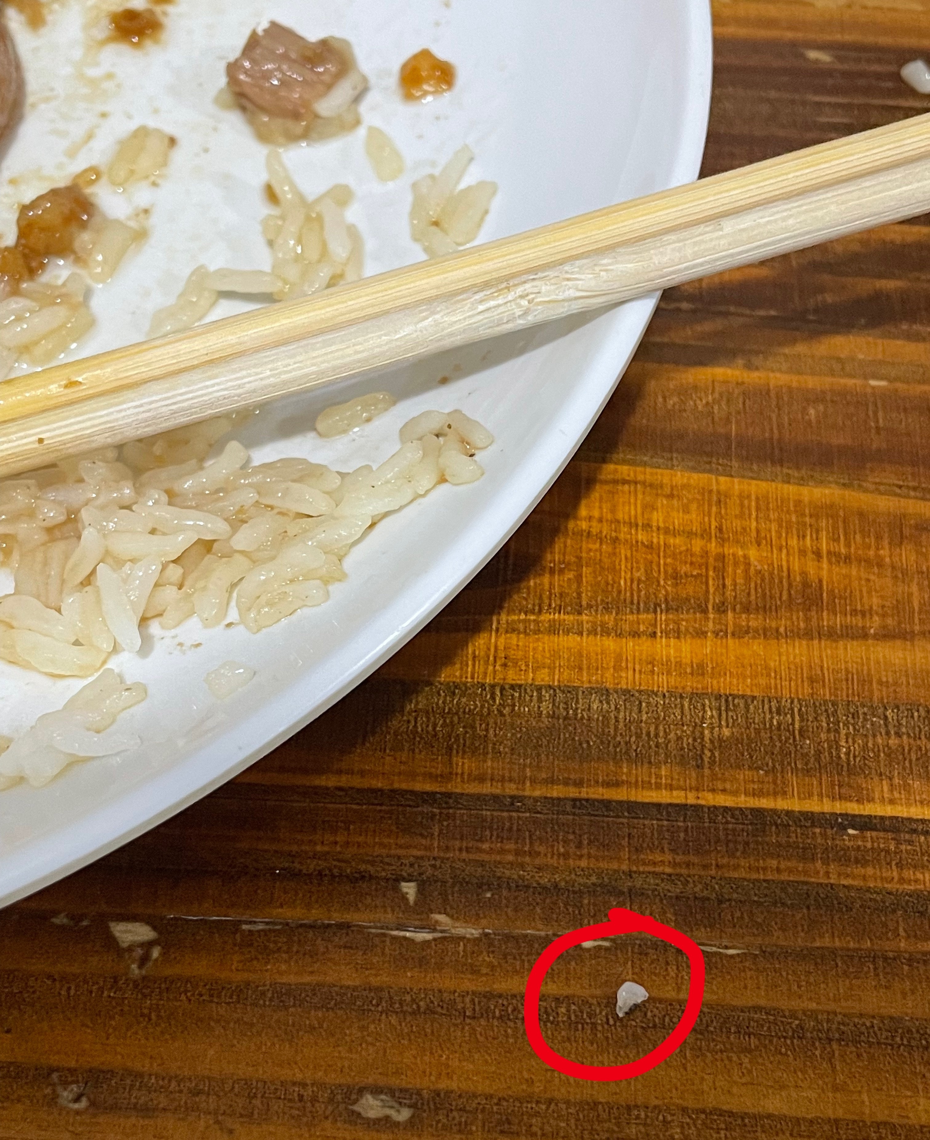 9月5日，网友反映：玉林一市民吃饭吃出不明东西差点就卡牙齿。同城热点创作计划  