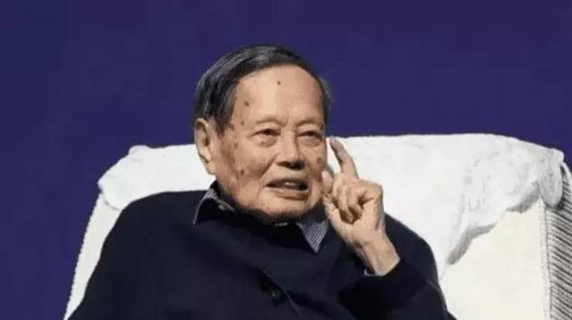 2016年，杨振宁曾顶着骂名，极力反对花2000亿建大型粒子对撞机，杨振宁指出：