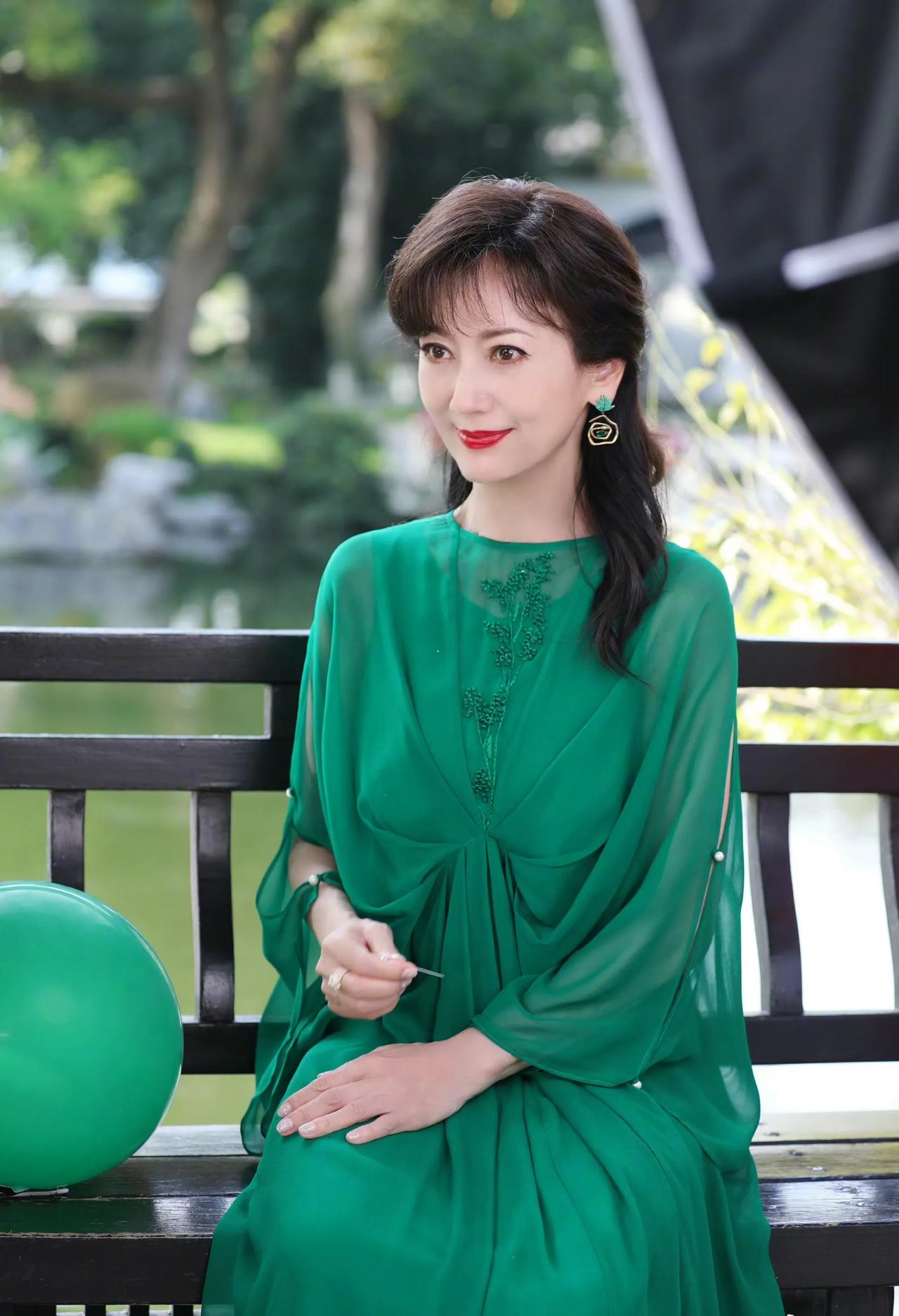 不得不说，现在的化妆，医美真是大强大了！这张照片中的她，怎么看也不像已经年过70