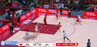 张子宇上场以后日本队内线根本不站人，中国队这个联防直接就变成4人联防了～～我的观