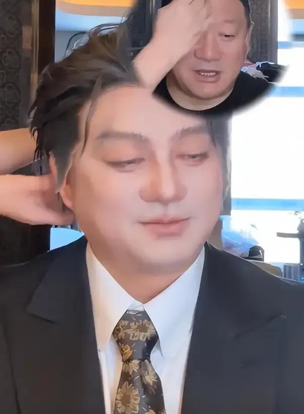 这是谢广坤吗？连赵金凤都不信！
简直大变脸啊！大变活人。
虽然帅帅的，但是怪怪的