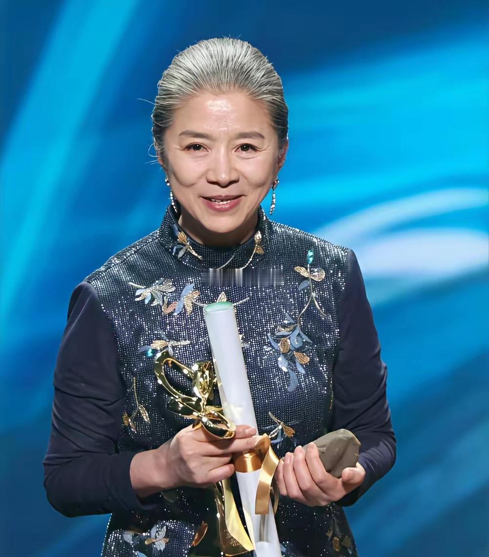 迟蓬的祖父，曾在战乱中救了三千名孤儿。 迟蓬拿下白玉兰奖最佳女配角后，不少人只知