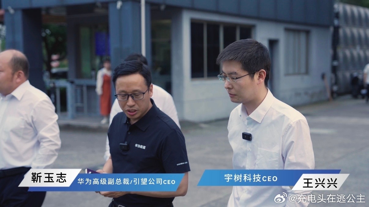 王兴兴体验搭载乾崑技术满配新车宇树王兴兴体验乾崑智驾ADS5确实碰撞出了不一样的