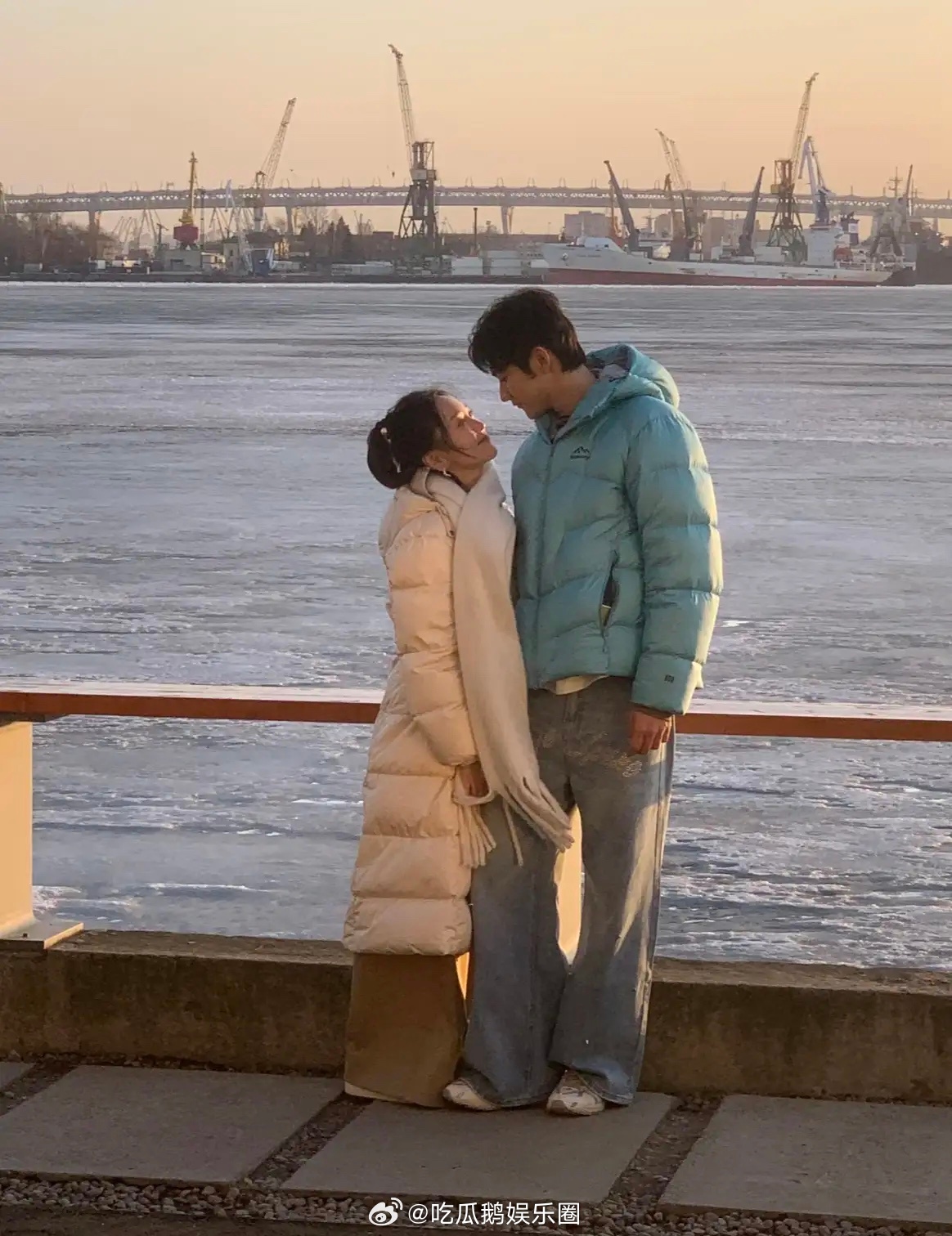 金莎和未婚夫孙丞潇在俄罗斯海边看日落被偶遇，他们俩真的好甜蜜，像在拍摄浪漫偶像剧