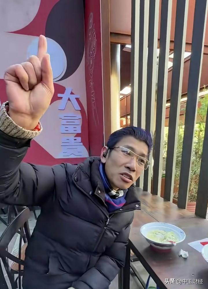 【张半仙】以自己的方式活着，以自己的投资分析，而独立独行。

侃侃而谈，眉飞色舞