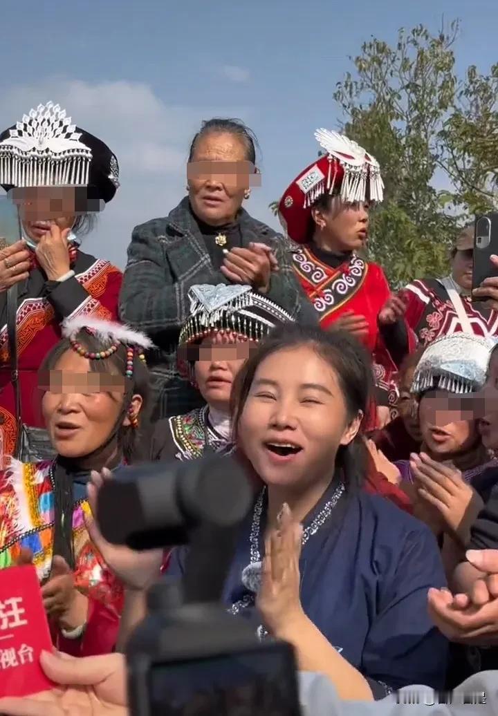 因亲手将人贩子送上断头台的被拐女孩杨妞花已彻底成为“网红”！

她在拥有流量后更