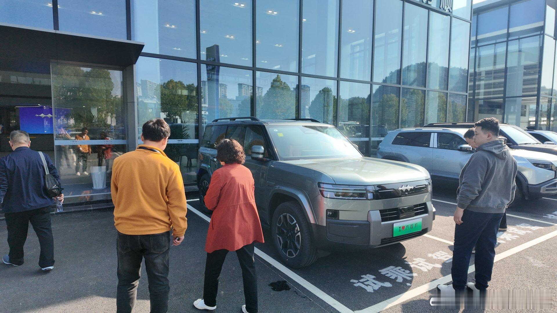 钛7真的太火了，大中午的试驾也要排队，今天还要交8台车[举手] ​​​