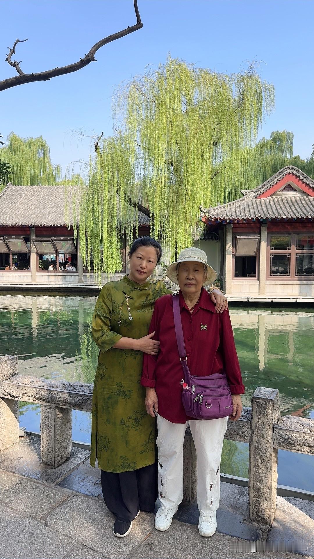 接通电话，我对老妈一顿猛夸。
我的妈妈86岁，住在抚顺市的新抚区。

三年前爸爸