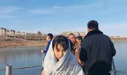 女孩冰窟救人后续，人民日报点赞，阿里奖励5千，房企赠5万“购房券”，网友为何更爱