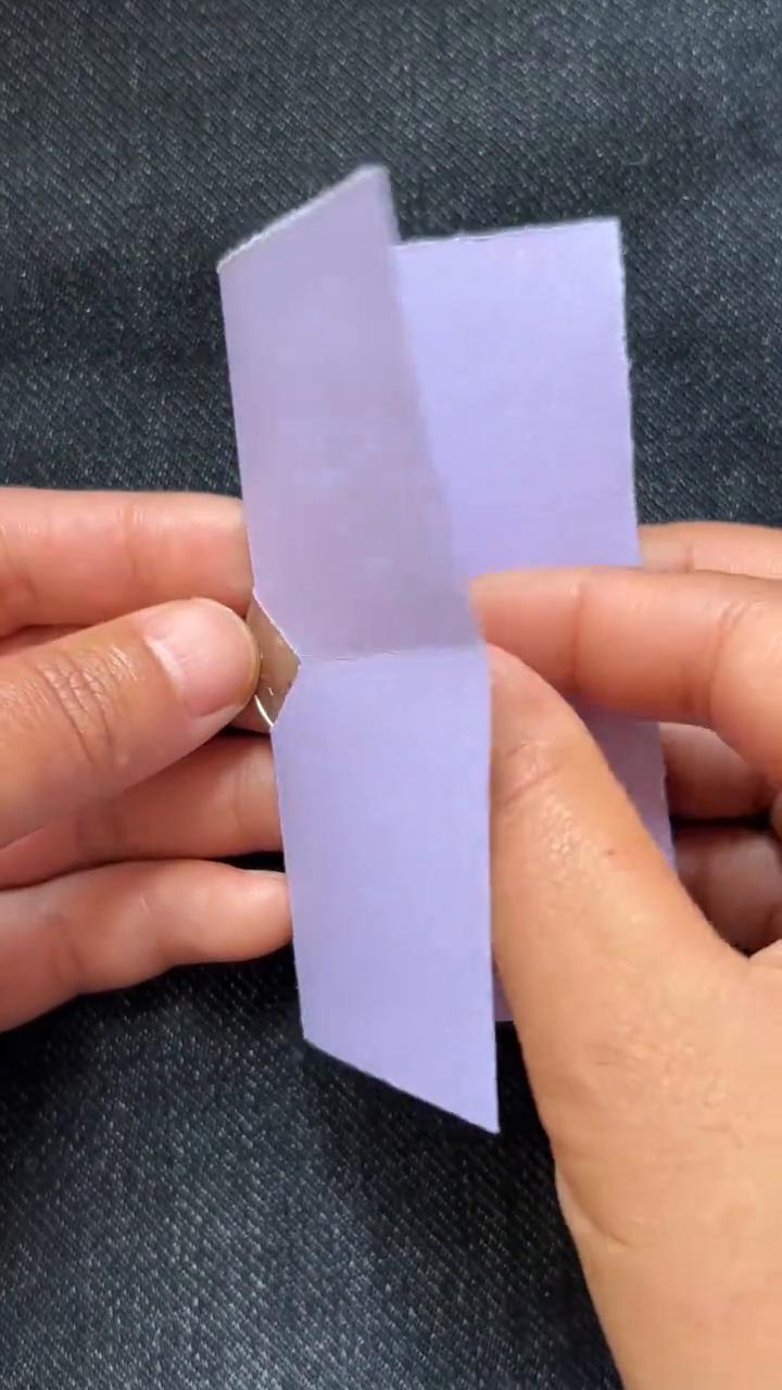 这是科学上至今都无法解释的一个难题。纸上有个比银元还小的方孔，要求在不破坏这张纸