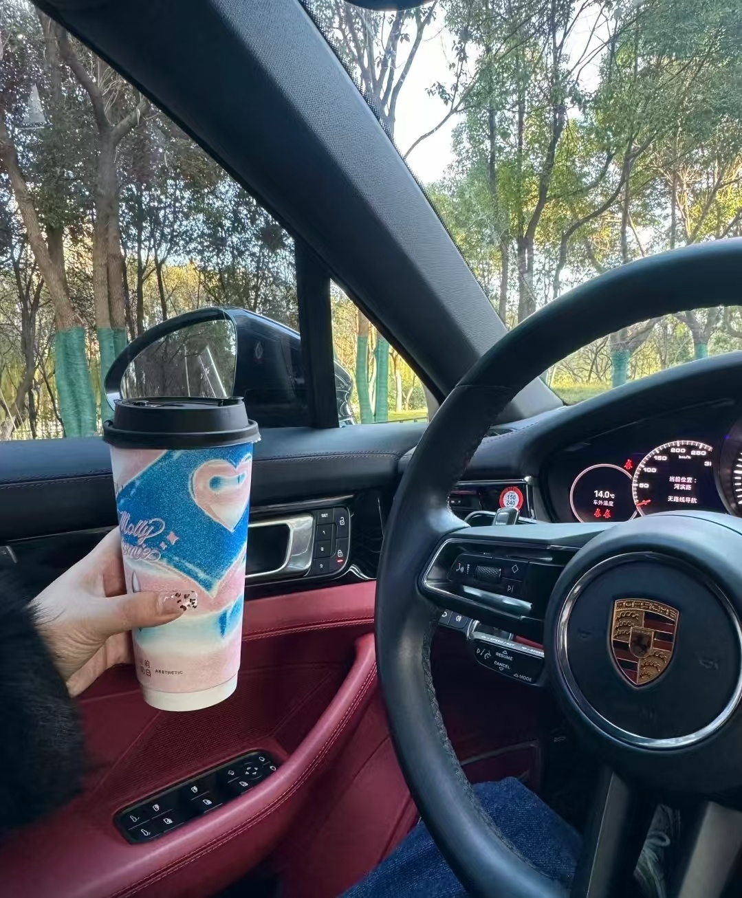最近和一对刚结婚的95后朋友聊天，让我很震撼。他们竟然没买钻石鸽子蛋、也没买玛莎