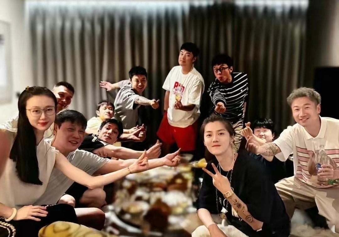 #鹿晗生日派对照#这张照片一看就特别温馨，邓超、陈赫和鹿晗这哥仨的友谊真是杠杠的