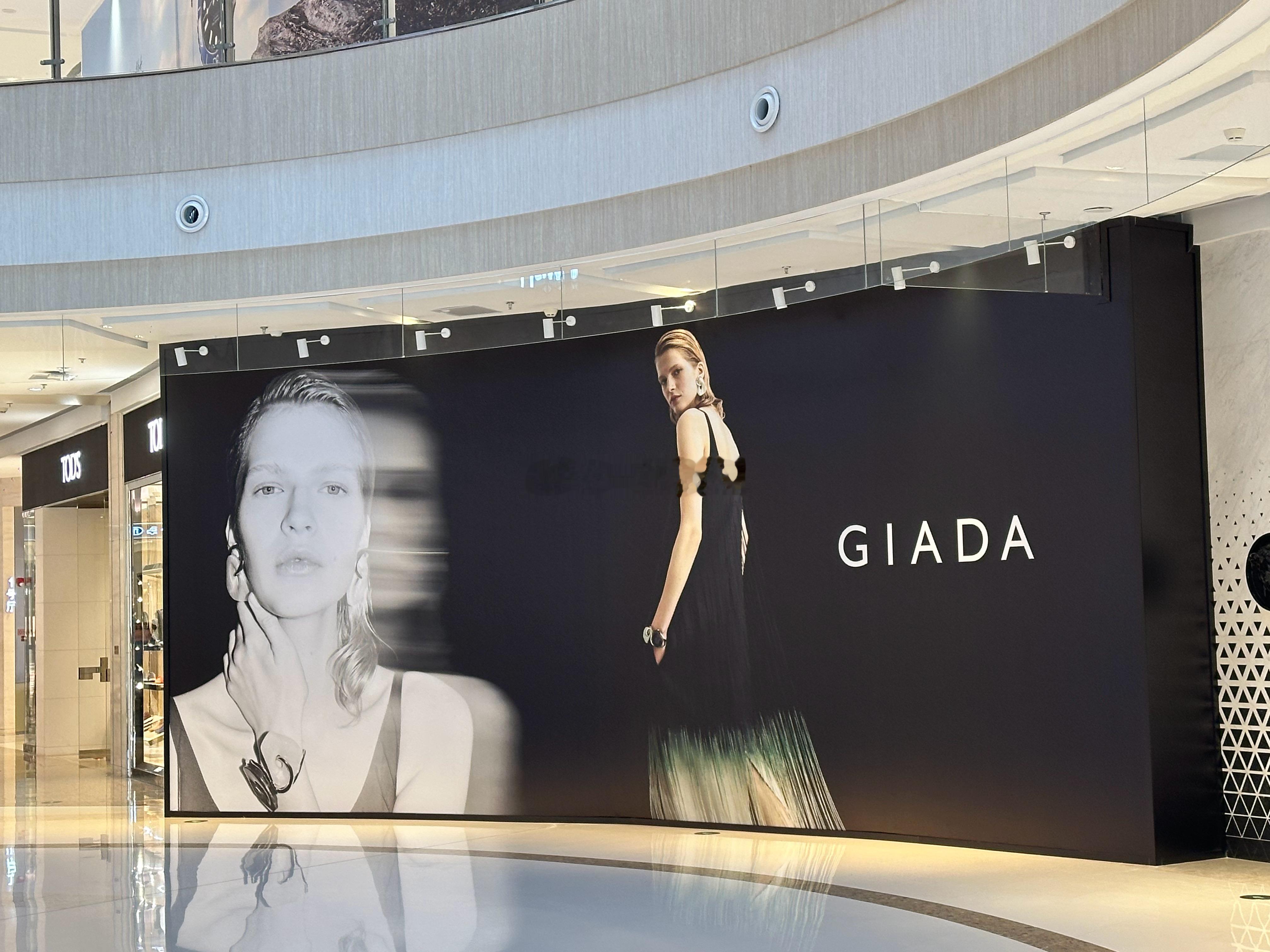 厦门商业 始祖鸟归厦在即昨日，GIADA全新画布在原慢闪半年的MONCLER铺位