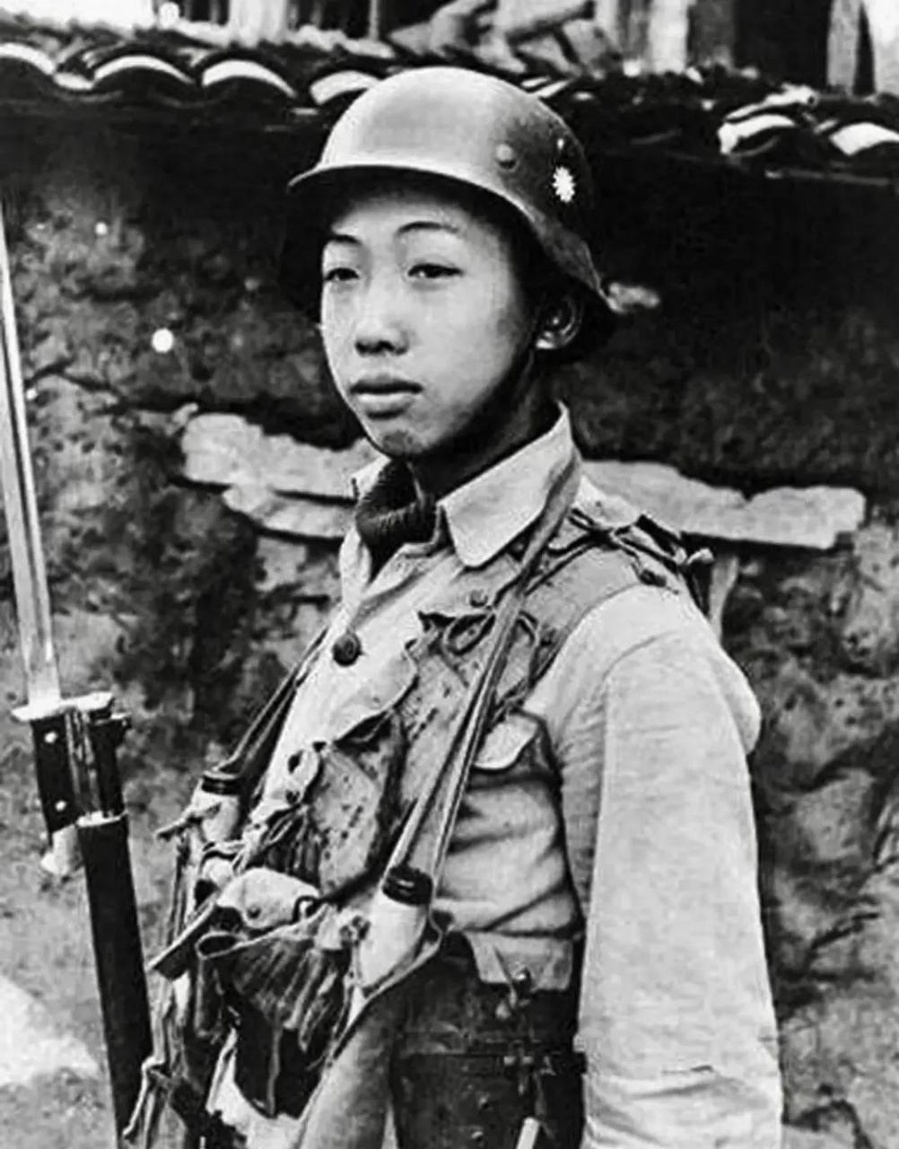 1939年，江西安义城头。日军大佐饭野贤十正用步枪"狩猎"撤退的中国士兵，他已连