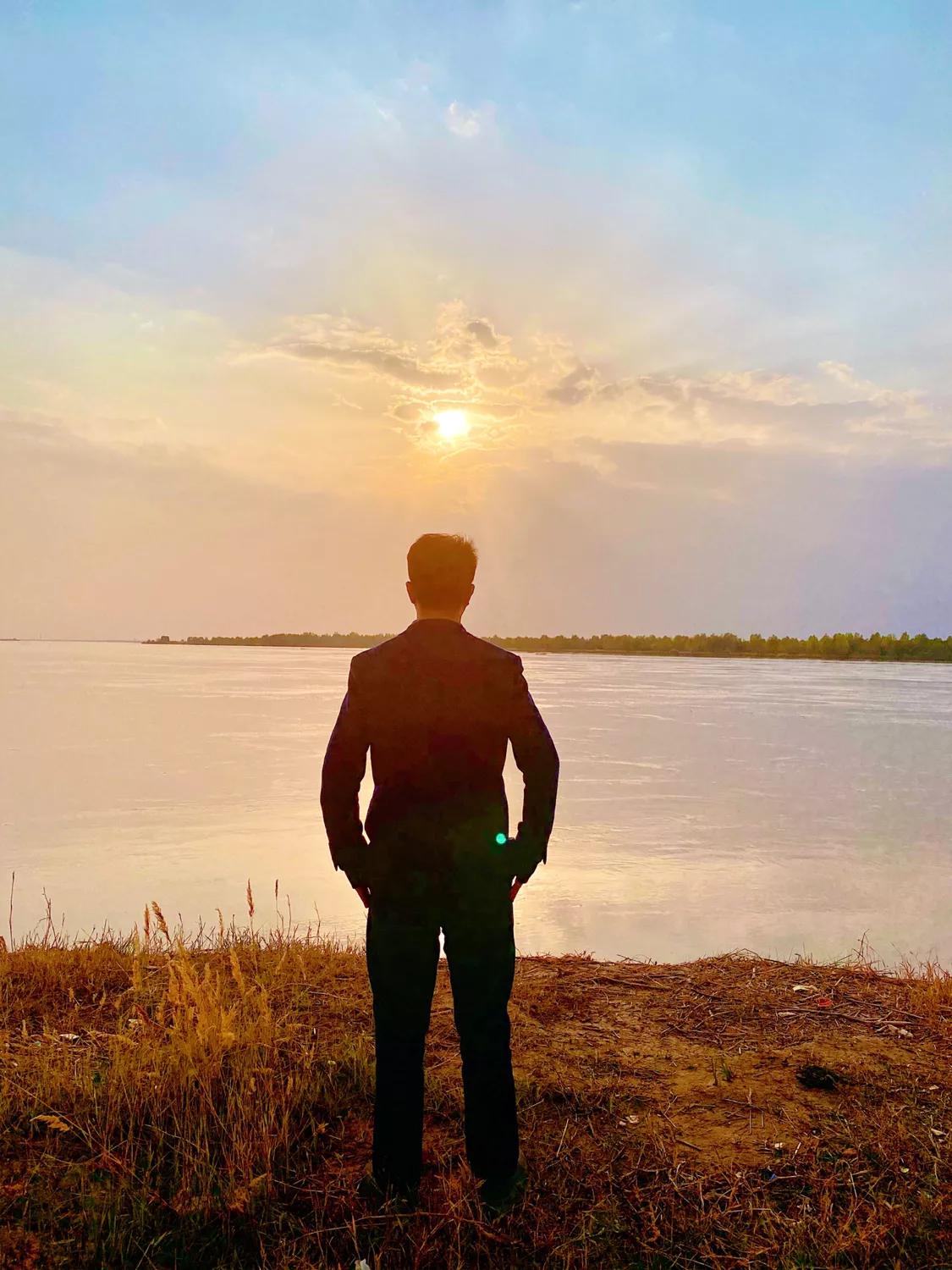 长河落日圆。我们比想象的更有力量