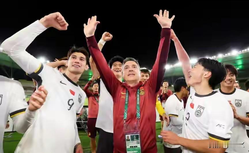 赢了赢了！中国队再创历史！挺进决赛！
北京时间1月21日23时30分，在沙特吉达